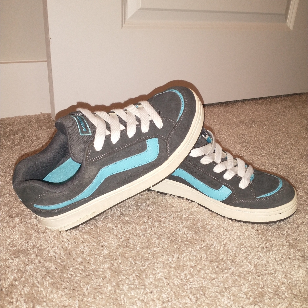 Women's Vintage Vans Mannaz Size 10 in Gray & Blue